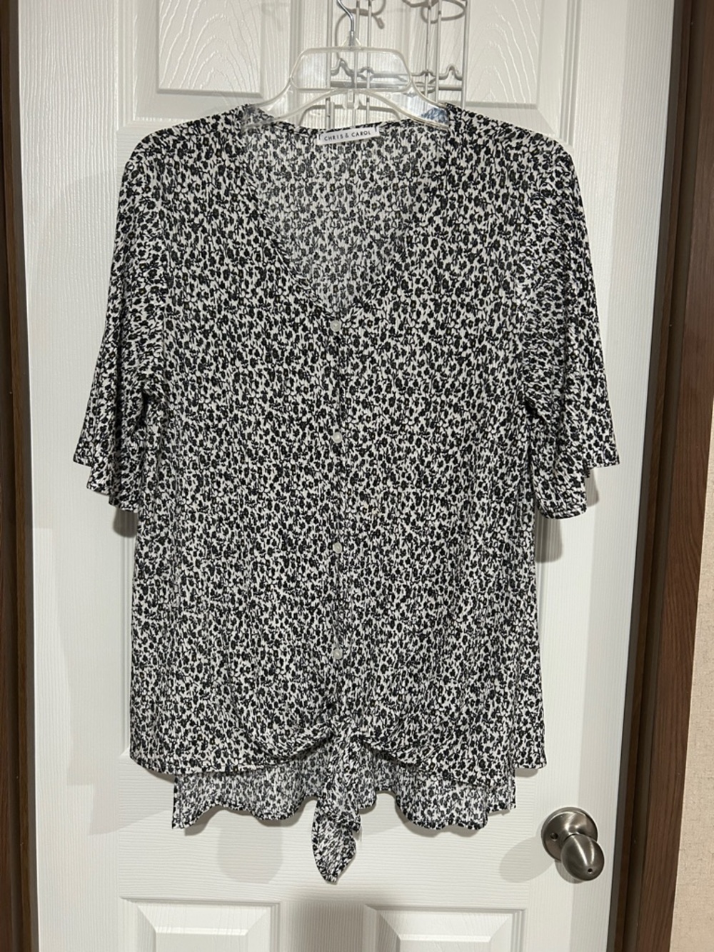 Chris & carol Black & White Animal Print Tie-Hem V-Neck Blouse medium